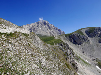 spettacolare panorama camminando verso il Gran Sasso, in italia