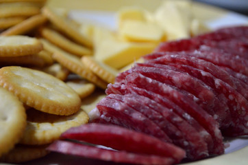 Tentadora picada de salame y queso