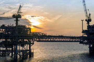 Obraz premium Silhouette of oil production platform at oil field