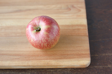 カットボードの上の林檎