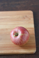 カットボードの上の林檎