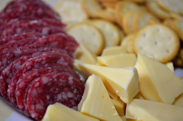 Tentadora picada de salame y queso