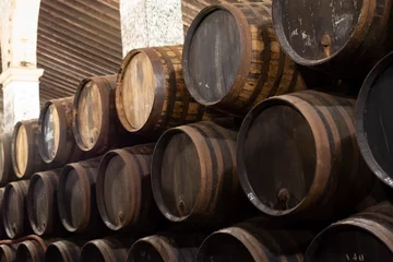 Fotobehang Productie van versterkte sherry, xeres, sherrywijnen in oude eikenhouten vaten in de sherrydriehoek, Jerez la Frontera, El Puerto Santa Maria en Sanlucar Barrameda Andalusië, Spanje © barmalini
