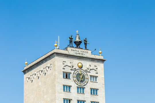Kroch skyscraper from 1927 with the slogan Omnia vincit labor