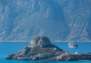 Blau weiße Kirche auf der kleinen vor Insel Agios Stefanos Kéfalos
