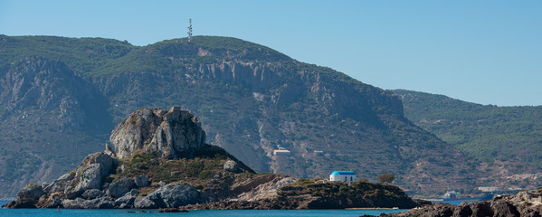 Blau weiße Kirche auf der kleinen vor Insel Agios Stefanos Kéfalos