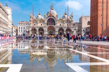 Keuken spatwand met foto Kathedraalbasiliek van San Marco en Piazza San Marco, San Marcoplein, overspoeld door overstromingswater tijdens Acqua alta, wat hoog water betekent, Venetië, Italië © Kavalenkava