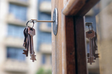 Set os old keys in the keyhole