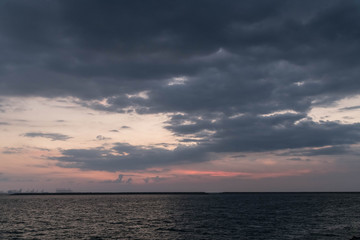 Obraz premium Scenic Sunset Sky and Cloudy Sky over Dubai , United Arab Emirates