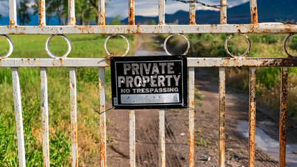 Obraz premium Panorama frame Close up of a locked gate at a private property with view of lake and mountain