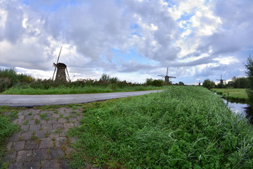 Wiatraki na polderach Holandii w Kinderdijk © W Korczewski