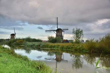 Wiatraki na polderach Holandii w Kinderdijk