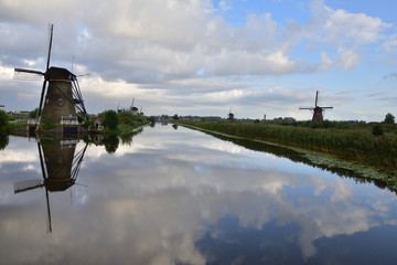 Wiatraki na polderach Holandii w Kinderdijk © W Korczewski