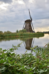 Wiatraki na polderach Holandii w Kinderdijk © W Korczewski
