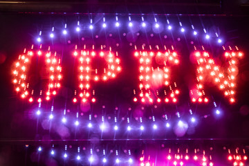 digitales leuchtendes Reklameschild zeigt OPEN