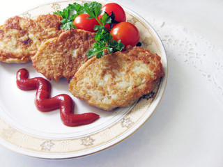 cutlets, tomatoes, ketchup and parsley