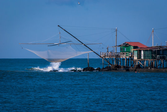 Un capanno da pesca con la classica rete a bilancia a Marina di Pisa in una giornata invernale di vento