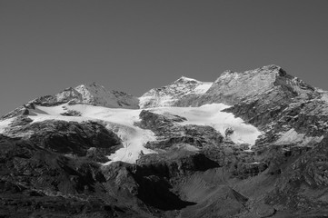 Fototapeta na wymiar Swiss Alps: Mountain-Panorama witat Bernina Hospitz in the upper Engadin | Gletscher- und Bergpanorama beim Bernina-Hospitz im Oberengadin