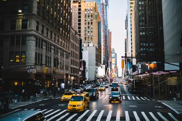 Foto auf Acrylglas New York TAXI Städtischer Blick auf das geschäftige Midtown-Viertel in Manhattan mit hohem Gebäude und viel Verkehr auf Straßen, Broadway Avenue der Megalopolis mit Wolkenkratzern und überfüllten Fußgängern und Autos auf der Straße