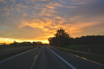 Autobahn mit Sonnenaufgang