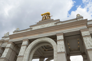 Fototapeta premium The main entrance to the territory of the All-Russian Exhibition Center (VDNH) on a sunny day