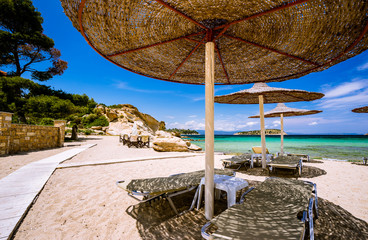 Sonnenschirme und Sonnenliegen am Strand