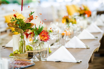 Beautiful autumn colored taable decoration for a special event. Fresh flower table decoration.