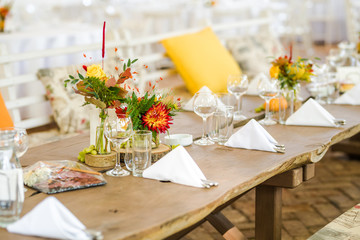 Beautiful autumn colored taable decoration for a special event. Fresh flower table decoration.