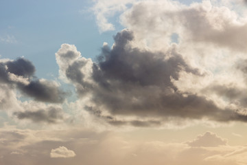 Sonne bricht durch die Regenwolken