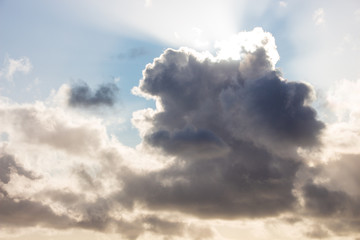 Sonne bricht durch die Regenwolken