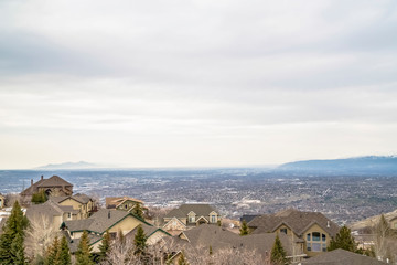 Obraz premium Aerial view of houses in the valley with mountain and horizon in the distance