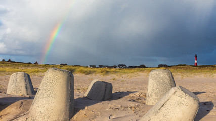 Tetrapoden mit Regenbogen und Leuchtturm