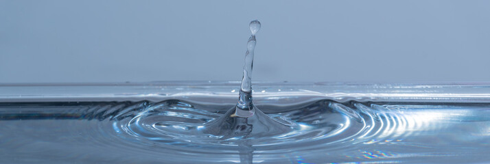 Wassertropfen im blauen Wasser mit Wellen Panorama
