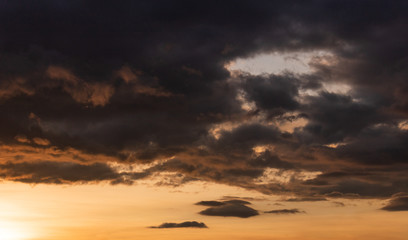 Fototapeta na wymiar Atardecer anaranjado con nuves