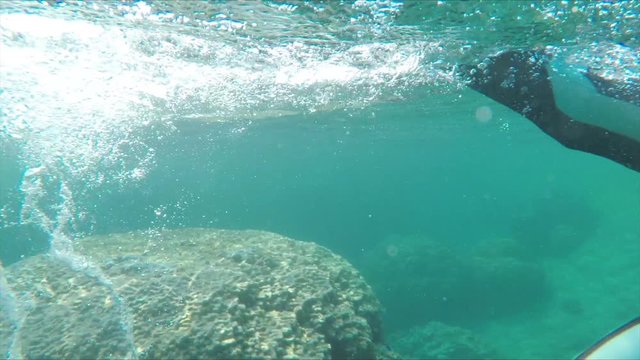 水面を横切っていくビキニの女性