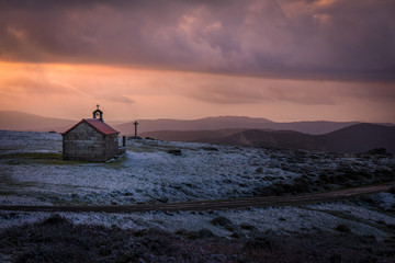 Obraz premium Hermitage in the mountains of Galicia