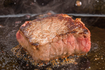 焼き肉　調理シーン