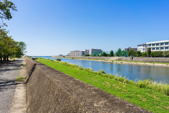 快晴の明石川河口