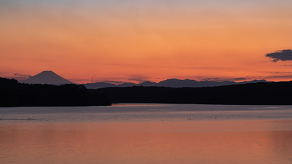 Fototapeta na wymiar 静寂な狭山湖の夕焼けと富士山