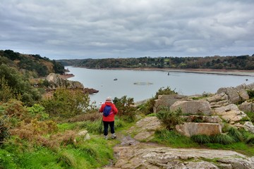 Groupe de randonneurs sur le sentier GR34 en Bretagne. France