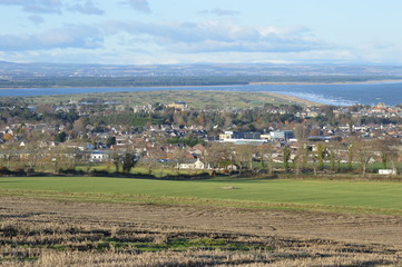Obraz premium Views over St Andrews town, golf courses and Bay, from Pipeland Hill