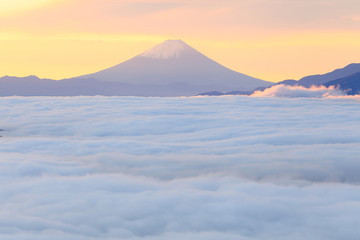 Fototapeta na wymiar 朝焼け 富士山と雲海の景色