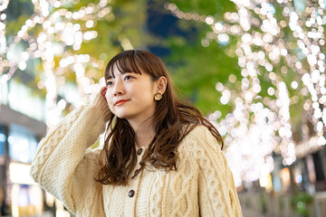 Naklejka premium イルミネーションを見つめる女性