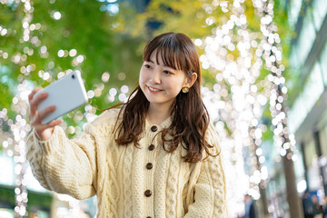 イルミネーションを撮影する女性