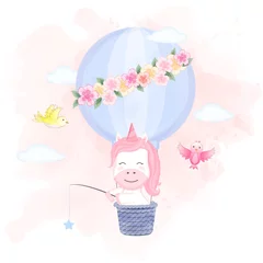 Tuinposter Dieren in luchtballon Leuke eenhoorn drijvend op hete luchtballon en vogels met de hand getekende cartoon afbeelding