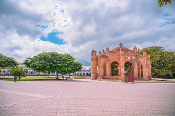 Obraz premium Panoramic view of the main square of the downtown center in Chiapa de Corzo, sunny day and cloudy sky 