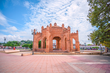 Obraz premium Panoramic view of the main square of the downtown center in Chiapa de Corzo, sunny day and cloudy sky