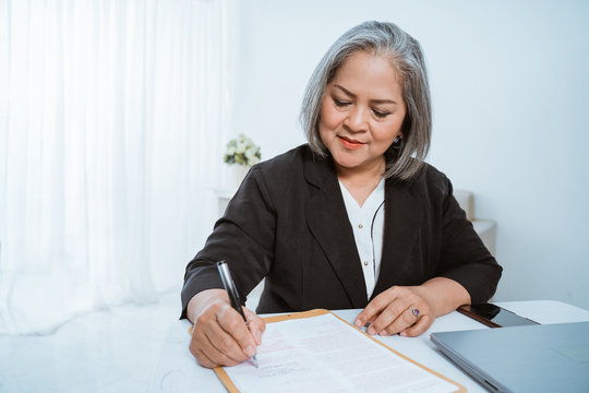 Beautiful Mature Asian Woman Confident Doing Seriously Handling Her Business In The Office. Business Planning