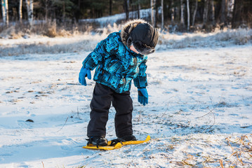 Fototapeta na wymiar boy learns to ski