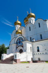 Fototapeta na wymiar Assumption Cathedral in the center of Yaroslavl